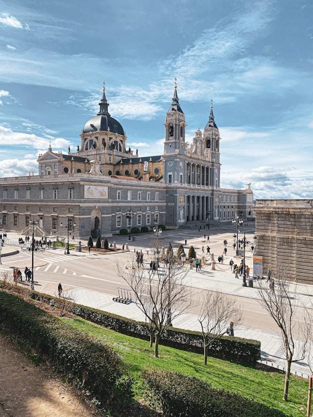 Almudena-Cathedral-in-Madrid Katedra Almudeny w Madrycie, siedziba archidiecezji madryckiej, która zniosła Córki Miłosiernej Miłości