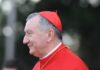 Kardynał Parolin wzywa do wznowienia negocjacji z Iranem, gdy szanse na pokój na Ukrainie maleją Kardynał Pietro Parolin, watykański sekretarz stanu, w czerwonej sutannie kardynalskiej i piuseczce, ujęcie z profilu podczas uroczystości na zewnątrz w Rzymie. Zdjęcie: Gustavo Kralj/Gaudiumpress