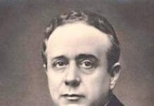 Pedro Poveda Męczennik: „Jestem kapłanem Chrystusa!” Czarno-biały portret św. Pedro Povedy w sutannie i koloratce, fotografia studyjna z początku XX wieku