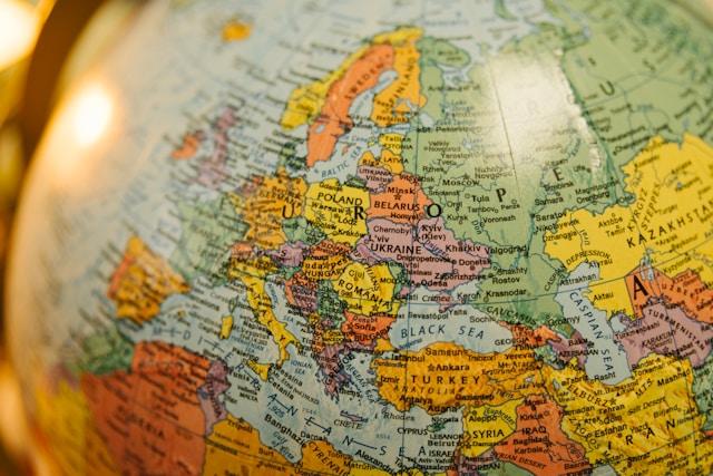adolfo-felix-A4f2uTKIMmM-unsplash-1 Zbliżenie globusa z widoczną mapą Europy Wschodniej, w tym Polski, Ukrainy i Bałkanów