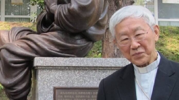blog-del-cardenal-zen-1 Kardynał Joseph Zen, emerytowany biskup Hongkongu, stojący obok brązowego pomnika religijnego