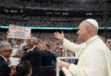 Media społecznościowe i AI: papież Leon XIV wzywa młodych do roztropności Papież Leon XIV macha do wiwatującego tłumu młodzieży na stadionie; widoczny transparent z napisem „Desde Chiclayo, Perú”.