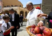 Powrót papieża Leona XIV do Watykanu po rekolekcjach w Castel Gandolfo Papież Leon XIV wśród wiernych w Castel Gandolfo, przyjmujący kosz brzoskwiń od dzieci i przedstawicieli miejscowej społeczności