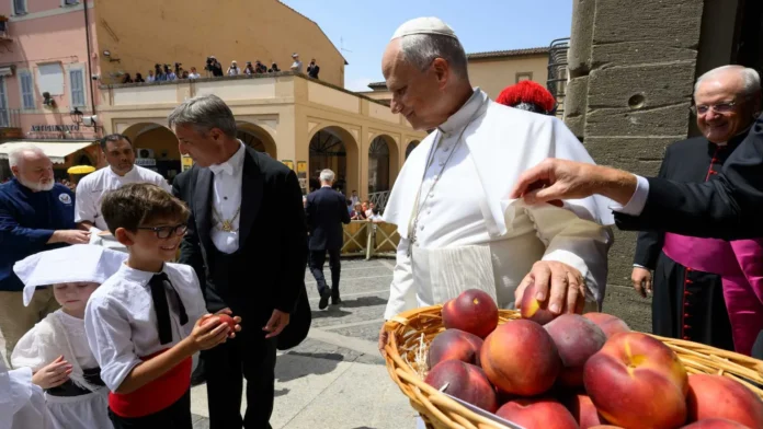 Papież Leon XIV wśród wiernych w Castel Gandolfo, przyjmujący kosz brzoskwiń od dzieci i przedstawicieli miejscowej społeczności