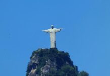 Stulecie Chrystusa Odkupiciela coraz bliżej: Rio prezentuje pieczęć „Ku 100-leciu” Pomnik Chrystusa Odkupiciela na szczycie góry Corcovado w Rio de Janeiro na tle czystego błękitnego nieba