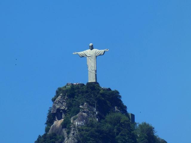 fernando-santos-0jcM54HBO4c-unsplash Pomnik Chrystusa Odkupiciela na szczycie góry Corcovado w Rio de Janeiro na tle czystego błękitnego nieba