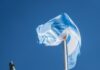 Nowy nuncjusz apostolski przybywa do Argentyny w związku z rosnącymi spekulacjami na temat możliwej wizyty papieskiej Pomnik konny z uniesionym mieczem obok powiewającej flagi Argentyny na tle błękitnego nieba