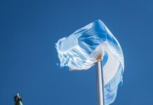 Nowy nuncjusz apostolski przybywa do Argentyny w związku z rosnącymi spekulacjami na temat możliwej wizyty papieskiej Pomnik konny z uniesionym mieczem obok powiewającej flagi Argentyny na tle błękitnego nieba