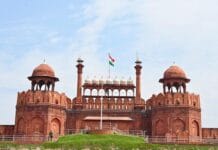 Sędzia Sądu Najwyższego Indii broni prawa do sprzeciwu wśród fali aresztowań w kraju Czerwony Fort (Lal Qila) w Delhi, historyczny symbol Indii, z powiewającą flagą narodową nad murami twierdzy