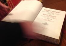 Starożytny chorwacki obrządek głagolicki gromadzi tłumy na historycznej uroczystej Mszy świętej w Sydney Otwarta strona tytułowa zabytkowego Mszału rzymskiego w obrządku głagolickim (Missale Romanum Slavonico idiomate, edycja z 1893 r.) na drewnianym stole – u góry napis w piśmie głagolickim, poniżej łaciński tytuł „Missale Romanum”; rozmazana dłoń przewraca kartkę.