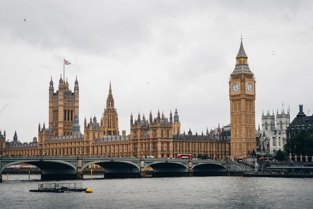 peter-thomas-hJi-j14HgXE-unsplash-1 Pałac Westminsterski i wieża Big Ben nad Tamizą w Londynie, siedziba brytyjskiego parlamentu, gdzie ma być debatowana ustawa o wspomaganym samobójstwie