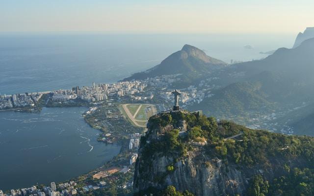 raphael-nogueira-OkiDIla7K8Q-unsplash Statua Chrystusa Odkupiciela na szczycie góry Corcovado w Rio de Janeiro, symbol katolickiej Brazylii objętej ankietą CNBB o katechumenacie