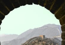 Ks. Ma Xianshi wraca do Wenzhou po więzieniu, presja na Kościół w Chinach rośnie Wielki Mur Chiński widziany przez kamienny łuk baszty strażniczej, ze wzgórzami w tle – zdjęcie symboliczne, ilustrujące Chiny jako tło artykułu