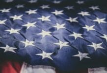 Biskupi USA ogłaszają kampanię modlitewną przeciw aborcji Zbliżenie na złożoną flagę Stanów Zjednoczonych – widoczne białe gwiazdy na granatowym tle oraz czerwono-białe pasy