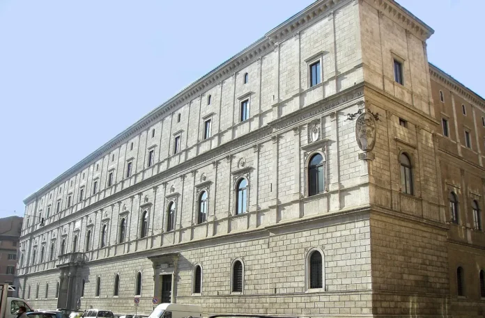 016d2797-0e01-4fa9-848c-ff353011966b_1456x955 Renesansowa fasada Palazzo della Cancelleria w Rzymie, siedziby Sygnatury Apostolskiej — kamienny gmach z rzędami okien i papieskim herbem na narożniku.