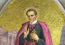 Święty Alfons Liguori: zakosztował triumfu, potem klęski — teraz jaśnieje na wieki Złota mozaika św. Alfonsa Liguori jako biskupa w karmazynowej pelerynie, błogosławiącego przed panoramą kościoła