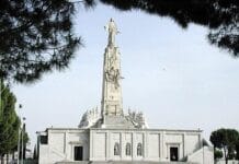 90 lat po zniszczeniu pomnika Najświętszego Serca na Cerro de los Ángeles Współczesny pomnik Najświętszego Serca Jezusa na Cerro de los Ángeles: biała figura Chrystusa na wysokiej kolumnie nad bazyliką, odbudowana w 1965 roku.