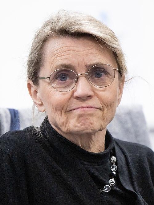 500px-Hallitusneuvottelut_8.5.2023_52880370095_cropped Päivi Räsänen — portret fińskiej polityk w okrągłych okularach i czarnym golfie, zdjęcie archiwalne z negocjacji koalicyjnych w 2023 r.