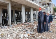 Chrześcijanie w Ziemi Świętej: patriarchat ostrzega przed historycznym kryzysem Kard. Pierbattista Pizzaballa i dwaj mężczyźni stoją wśród gruzów zburzonego budynku w Strefie Gazy; archiwalne zdjęcie Patriarchatu Łacińskiego.