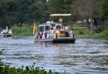 Fête-Dieu du Teche gromadzi tysiące wiernych – święto wiary i dziedzictwa Cajun Łódź z baldachimem i monstrancją na Bayou Teche podczas procesji Fête-Dieu du Teche; kapłan w złotej kapie i ministranci, w tle łódź z figurą Matki Bożej