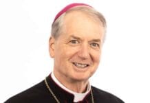 Abp Anthony Fisher domaga się dochodzenia w ABC ws. relacji o eutanazji przez telemedycynę Abp Anthony Fisher OP, metropolita Sydney — oficjalny portret: uśmiechnięty biskup w czarnej sutannie z czerwonymi wypustkami i ze złotym krzyżem pektoralnym