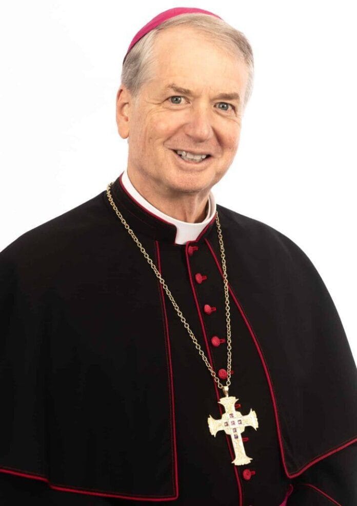 AAF-Official-Portrait-2025-724x1024-1 Abp Anthony Fisher OP, metropolita Sydney — oficjalny portret: uśmiechnięty biskup w czarnej sutannie z czerwonymi wypustkami i ze złotym krzyżem pektoralnym