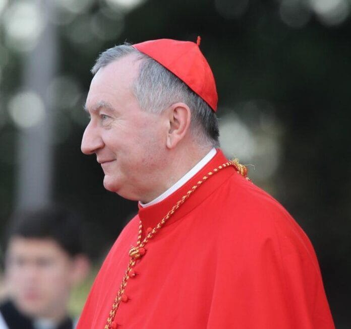 Rome, Italy Kard. Pietro Parolin w czerwonym stroju chórowym i piusce, ujęty z profilu podczas uroczystości na wolnym powietrzu w Rzymie