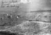 Nagasaki w 81. rocznicę zrzucenia bomby atomowej ostrzega przed bronią jądrową Czarno-białe zdjęcie lotnicze Hiroszimy w gruzach po ataku atomowym w 1945 roku; przez zrównane z ziemią miasto wije się rzeka, w tle widać góry.