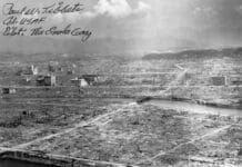 Nagasaki w 81. rocznicę zrzucenia bomby atomowej ostrzega przed bronią jądrową Czarno-białe zdjęcie lotnicze Hiroszimy w gruzach po ataku atomowym w 1945 roku; przez zrównane z ziemią miasto wije się rzeka, w tle widać góry.