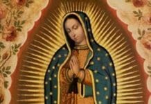 Napad na pielgrzymów wracających z sanktuarium w Guadalupe Tradycyjny obraz Matki Bożej z Guadalupe z aureolą promieni i różami w tle