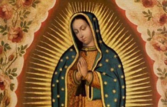 Mexico-na-festa-de-Nossa-Senhora-de-Guadalupe-a-Basilica-sera-fechada-6CF5AB Tradycyjny obraz Matki Bożej z Guadalupe z aureolą promieni i różami w tle