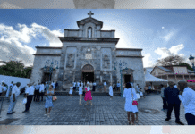 Zabytkowy kościół na Gwadelupie doświadcza fali włamań i aktów wandalizmu Kamienna fasada kościoła Notre-Dame-du-Mont-Carmel w Basse-Terre na Gwadelupie z krzyżem i zegarem; przed świątynią gromadzą się odświętnie ubrani wierni