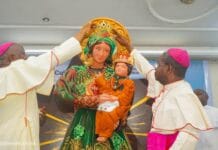 Abp Cordileone: świadectwo nigeryjskich katolików ratunkiem dla Zachodu Dwaj nigeryjscy biskupi koronują figurę Matki Bożej z Dzieciątkiem Jezus, ubraną w zieloną i złotą szatę oraz korale — zdjęcie ilustracyjne.