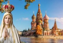 Abp Gallagher w Moskwie: katolicy w Rosji mają budować mosty dialogu i pokoju Fotomontaż: figura Matki Bożej Fatimskiej w koronie na tle soboru Wasyla Błogosławionego na Placu Czerwonym w Moskwie