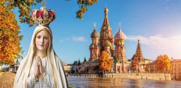 Papa-consagrara-a-Russia-e-a-Ucrania-ao-Imaculado-Coracao-de-Maria-1-SosZdK Fotomontaż: figura Matki Bożej Fatimskiej w koronie na tle soboru Wasyla Błogosławionego na Placu Czerwonym w Moskwie