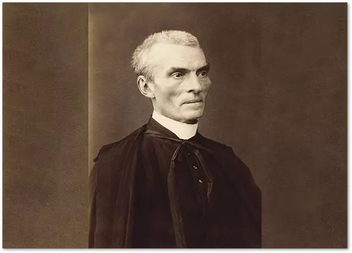 Św. Piotr Julian Eymard — apostoł Eucharystii, który znalazł radość przy Jezusie Sepiowy portret fotograficzny św. Piotra Juliana Eymarda: starszy duchowny o siwych włosach, w czarnej sutannie z białą koloratką i pelerynie.