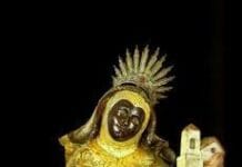 Zaginiona na dwie dekady XVIII-wieczna figura świętej Ifigenii wraca do Mariany Drewniana figura świętej Ifigenii — ciemnoskóra postać w czarnym płaszczu i złoconej tunice, z aureolą, trzymająca miniaturowy płonący kościół.