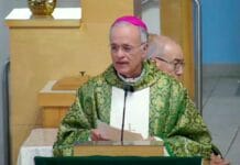 Bp Silvio Báez wzywa do „duchowego buntu” przeciw uciskowi w Nikaragui Bp Silvio Báez w fioletowej piusce i zielonym ornacie czyta homilię przy ambonie; za nim drugi duchowny we wnętrzu kościoła