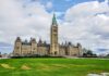Śmierć przez dawstwo narządów? Propozycja NEJM wstrząsa Kanadą Wzgórze Parlamentarne (Parliament Hill) w Ottawie – gmach parlamentu Kanady z Wieżą Pokoju i kanadyjską flagą na tle zachmurzonego nieba