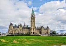 Śmierć przez dawstwo narządów? Propozycja NEJM wstrząsa Kanadą Wzgórze Parlamentarne (Parliament Hill) w Ottawie – gmach parlamentu Kanady z Wieżą Pokoju i kanadyjską flagą na tle zachmurzonego nieba