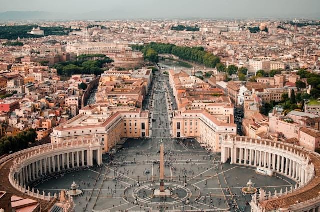 caleb-miller-0Bs3et8FYyg-unsplash Widok z lotu ptaka na Plac Świętego Piotra z obeliskiem i owalną kolumnadą Berniniego oraz Via della Conciliazione w tle, Watykan.