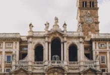 Santa Maria Maggiore: rzymska bazylika maryjna i grób papieża Franciszka Fasada bazyliki Santa Maria Maggiore w Rzymie z barokowym portykiem i dzwonnicą z zegarem