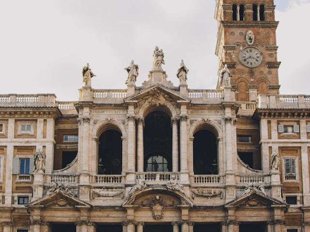 casey-lovegrove-3VmHhw4OknA-unsplash Fasada bazyliki Santa Maria Maggiore w Rzymie z barokowym portykiem i dzwonnicą z zegarem