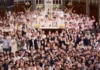 1000 kapłanów w Seulu: pięćdziesiąt lat troski o powołania przynosi owoce Setki wiernych i duchownych z uniesionymi rękami pozują we wnętrzu neogotyckiej katedry w Seulu; przy ołtarzu biskup w mitrze i kapłani w białych ornatach.