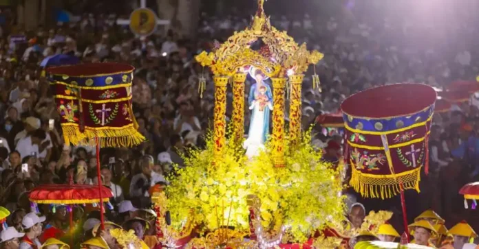 check-how-our-lady-of-la-vang-lives-on-abroad-6a82a48e8a7c1_600 Nocna procesja z figurą Matki Bożej z La Vang na złoconym, ukwieconym feretronie pośród tłumu pielgrzymów w prowincji Quảng Trị w Wietnamie