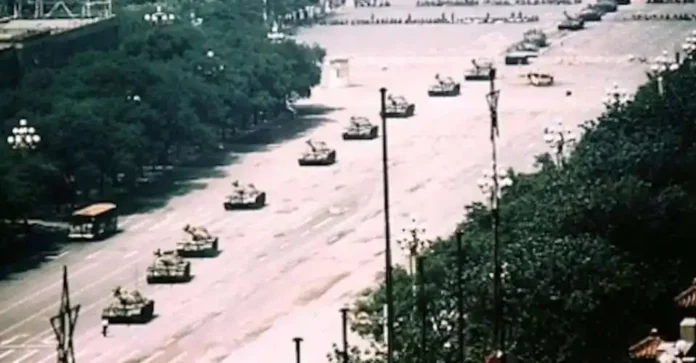 Archiwalne zdjęcie z 5 czerwca 1989 r.: kolumna czołgów opuszcza okolice placu Tiananmen w Pekinie; u dołu ledwo widoczna samotna postać „Tank Mana”.