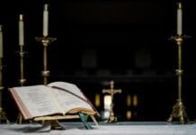 Afrykańscy liturgiści wezwani do odnowy inkulturacji przed Zgromadzeniem 2028 Otwarty mszał na podstawce na ołtarzu, obok mosiężne świeczniki z białymi świecami, w tle krucyfiks