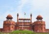 Katolicy w Radżastanie zwolnieni za kaucją po sporze o niedzielną Mszę Czerwony Fort (Lal Qila) w Delhi w Indiach z powiewającą indyjską flagą narodową na tle błękitnego nieba