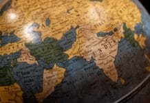 Trzej katolicy zastrzeleni w lesie w Karnatace. Diecezja Mysore żąda śledztwa Zbliżenie na stary globus z widocznym subkontynentem indyjskim, Iranem i Półwyspem Arabskim — zdjęcie ilustracyjne