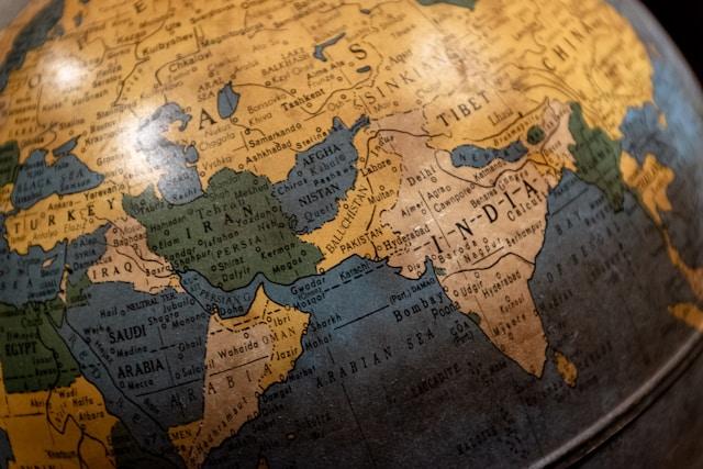 joshua-olsen-zR3wTk9End8-unsplash Zbliżenie na stary globus z widocznymi Indiami, Pakistanem, Iranem i Półwyspem Arabskim